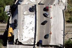 Na západě USA se zřítil dálniční most s auty