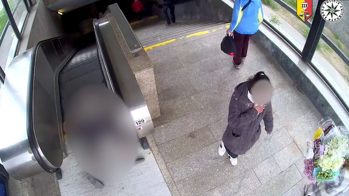 Senior ležel okradený a zraněný u eskalátoru. Kolemjdoucí nepomohli, hledá je policie; Zdroj foto: Policie ČR