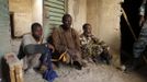 Islamist rebel prisoners guarded by Malian gendarmes are seen at a military camp in the centre of Timbuktu February 1, 2013. REUTERS/Benoit Tessier (MALI - Tags: POLITICS CIVIL UNREST CONFLICT) Published: Úno. 1, 2013, 7:11 odp.