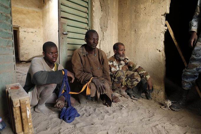 Islamist rebel prisoners guarded by Malian gendarmes are seen at a military camp in the centre of Timbuktu February 1, 2013. REUTERS/Benoit Tessier (MALI - Tags: POLITICS CIVIL UNREST CONFLICT) Published: Úno. 1, 2013, 7:11 odp.