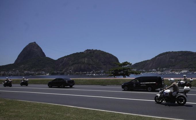 A hearse carrying the coffin of Oscar Niemeyer drives past Sugarloaf Mountain on its way to Rio de Janeiro's airport December 6, 2012. Niemeyer, a towering patriarch of modern architecture who shaped the look of modern Brazil and whose inventive, curved designs left their mark on cities worldwide, died late on Wednesday. He was 104. Niemeyer had been battling kidney and stomach ailments in a Rio de Janeiro hospital since early November. His death was the result of a lung infection developed this week, the hospital said, little more than a week before he would have turned 105.REUTERS/Ricardo Moraes (BRAZIL - Tags: SOCIETY BUSINESS CONSTRUCTION OBITUARY) Published: Pro. 6, 2012, 3:09 odp.