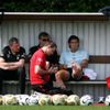 Milan Baroš v péči fyzioterapeuta na lavičce českého týmu.