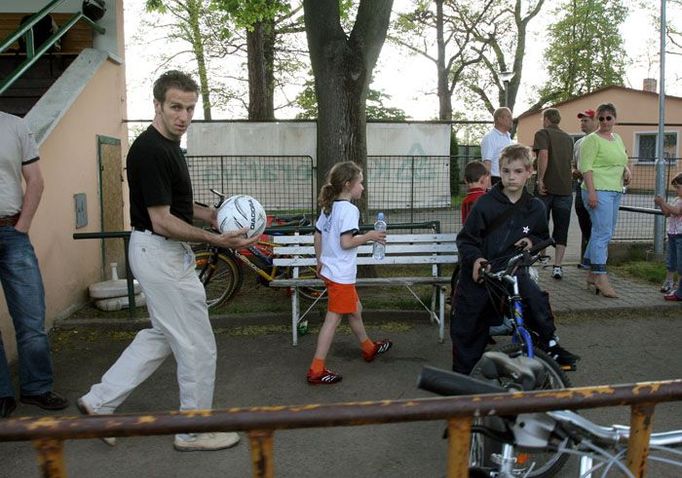 Mezi kluky na hřišti kopala do balónu jedna blonďatá slečna, Klára Poborská. Její otec Karel se na odpolední trénink přišel také podívat.