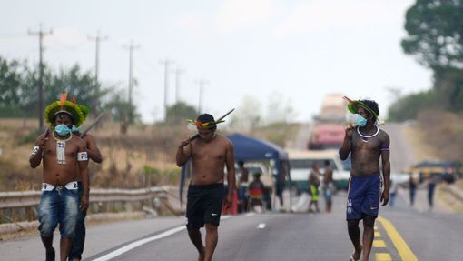 Členové domorodého kmene Kayapo v Brazílii protestují proti vládním opatřením.
