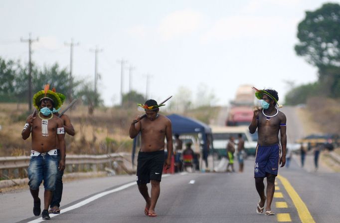 Členové domorodého kmene Kayapo v Brazílii protestují proti vládním opatřením.