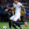 Fotbalista Barcelony Lionel Messi v souboji s Tomasem Albertem Boatiou v utkání španělské La Ligy 2012/13 se Sevillou.