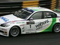 Šampion formulové série GP2 Lewis Hamilton.