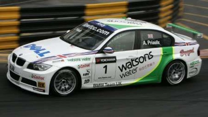 Britský jezdec Andy Priaulx si za volantem BMW 320si jede v posledním závodě v Macau pro titul mistra světa cestovních vozů.