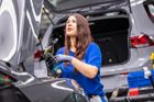 Čína drží Evropu pod krkem. Automobilkám sebrala důležité čipy, VW už omezuje výrobu