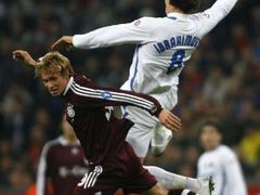 Andreas Ottl z Bayernu Mnichov (vlevo) v souboji se Zlatanem Ibrahimovičem z Interu Milán v zápase Ligy mistrů.