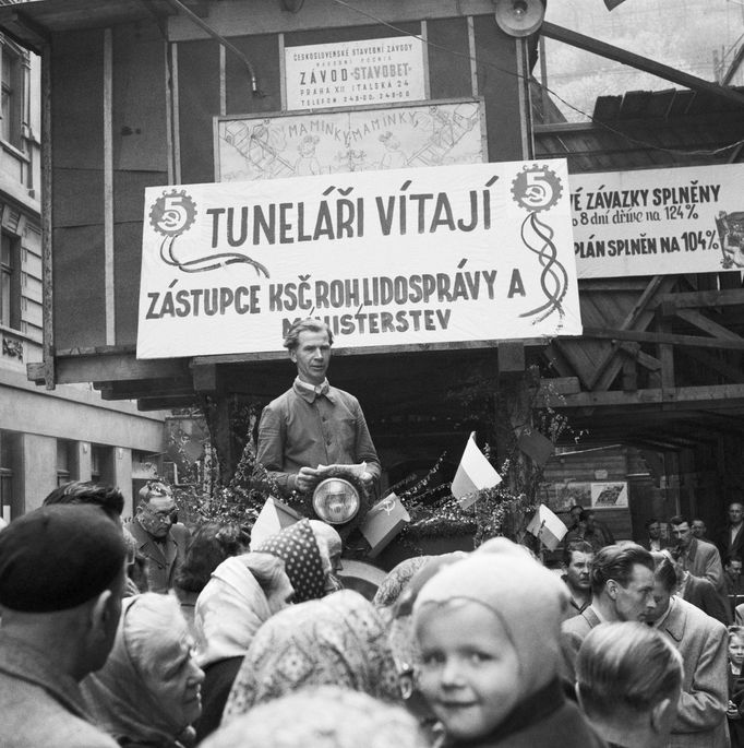 Ukončení první etapy výstavby tunelu mezi Žižkovem a Karlínem. Záběr na dobové transparenty. Fotografie byla pořízena z karlínské strany. 21. 4. 1951.