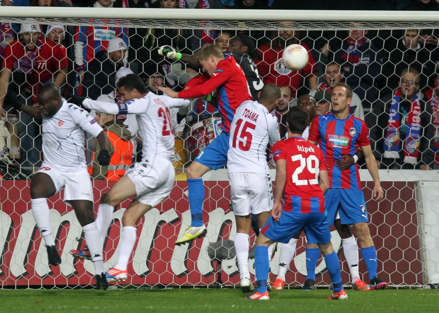 Fotbalisté Plzně Václav Procházka, David Štípek a Daniel Kolář útočí přes Toto Tamuze a brankáře Édela Apoulu (všichni zleva) v utkání proti Hapoelu Tel Aviv během Evropské ligy 2012/13.
