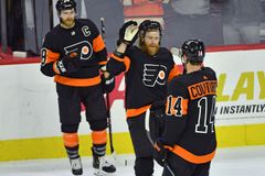 Pastrňák se trefil, Voráček ale český souboj ovládl. Flyers otočili zápas