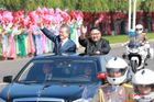 Foto: Kimův jásající dav a výstup na horu. Podívejte se na schůzku korejských vůdců