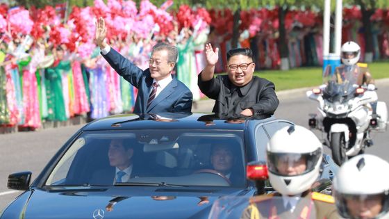 Foto: Kimův jásající dav a výstup na horu. Podívejte se na schůzku korejských vůdců