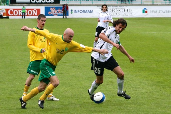 Ján Kozák uniká obraně Žiliny v semifinále poháru 23.4.2008. V pozadí spoluhráč Marián Čišovský.