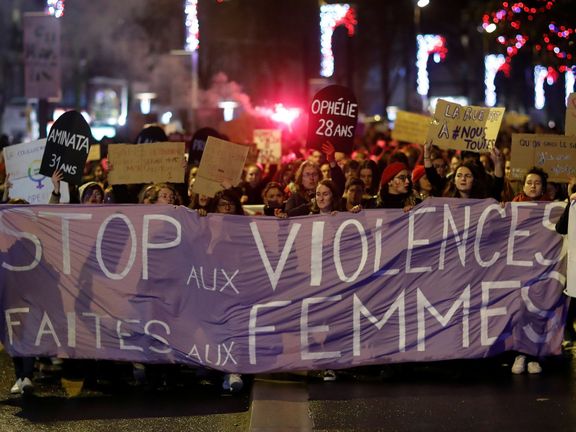 Protestů proti násilí na ženách se ve Francii účastnily desetitisíce lidí.