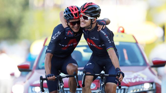 Michal Kwiatkowski projíždí v objetí s Richardem Carapazem cílem etapy na Tour de France