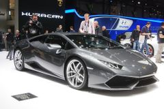 Dubajská policie zasáhla proti nelegálním závodníkům upalujícím až 300 km/h. Zabavila 81 aut