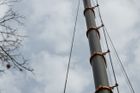 Balanční tyč a jeřáb držící lano už jsou připraveny. Lano je napnuté přes Vltavu ve výšce 35 metrů od budovy Právnické fakulty až na Letnou.