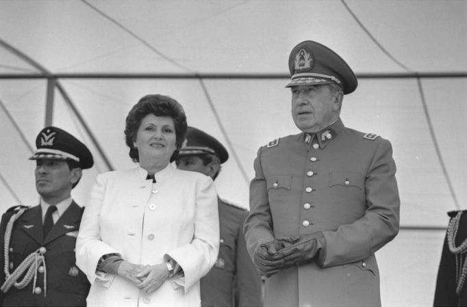 Chilský diktátor Augusto Pinochet a jeho žena Lucía Hiriart