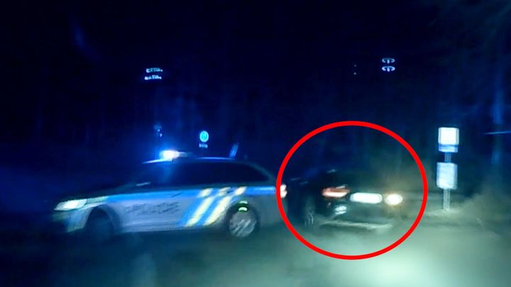 Vyblikal policisty, pak nastal chaos. Honičku jako z počítačové hry zachytila kamera