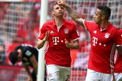 Bayern deklasoval Augsburg, Morávka stáhli o poločase. Dortmund jen remizoval