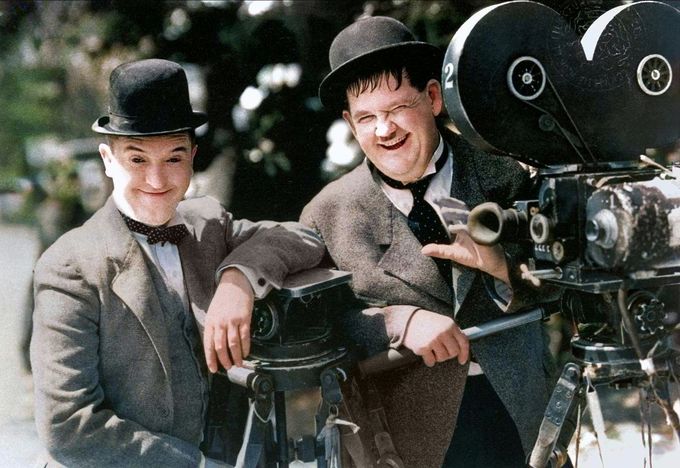 Stan Laurel (na snímku vlevo) a Oliver Hardy při natáčení v roce 1934. Od smrti Stana Laurela, legendárního komika, uplynulo letos 60 let. Kolorovaná fotografie