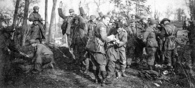 Ukázky fotografií z knihy "Kříže a hvězdy od Dunkerque" připomínající účast československých vojáků při obléhání Dunkirku v roce 1944.