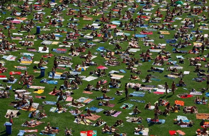 Naprosto přeplněné pražské koupaliště zachytil fotograf agentury Reuters ve čtvrtek 25. srpna 2011.