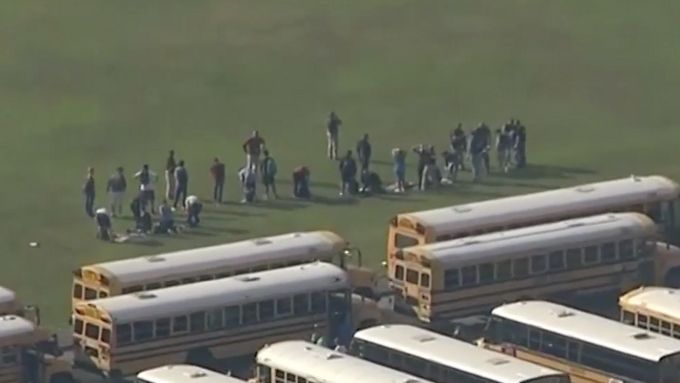Střelec pronikl do třídy střední školy u texaského Houstonu. Sledujte záběry z vrtulníku