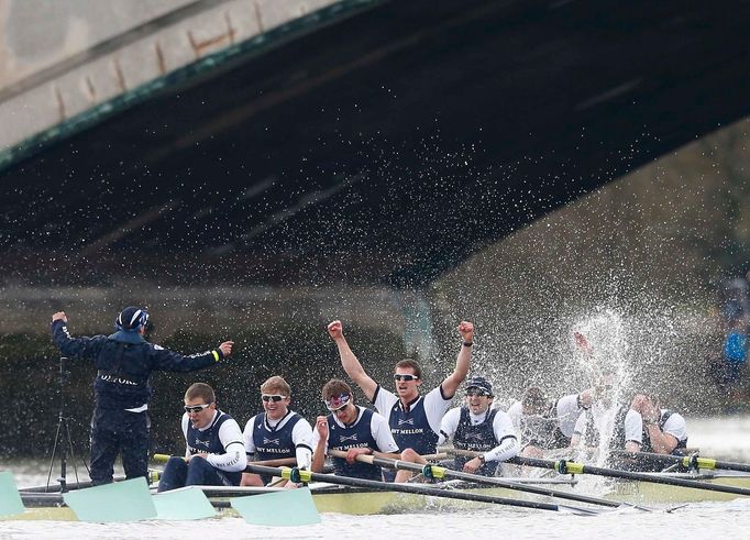 Veslování, regata Oxford - Cambridge: Oxford slaví