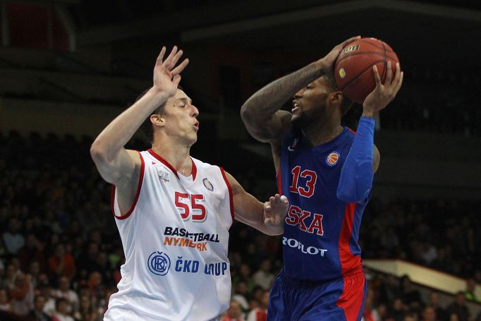 VTB liga, Nymburk - CSKA Moskva: TTomáš Podivínský - Sonny Weems