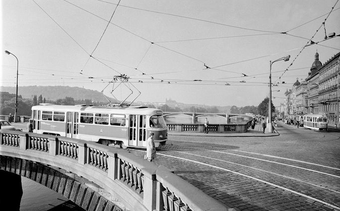 Fotografie z historie výrobního závodu Tatra Smíchov v Praze. Snímek z roku 1962.