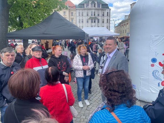 Na jarmarku v Jihlavě se objevil mimo jiné předseda PRO Jindřich Rajchl, který kandiduje do sněmovny na kandidátce SPD.