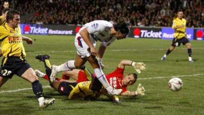 Milan Baroš skóruje do sítě Sedanu.