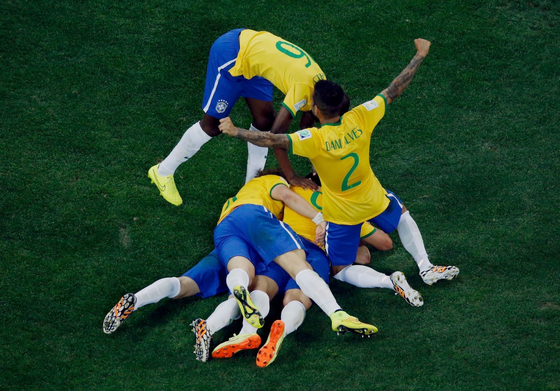 MS 2014, Brazílie-Chorvatsko: Brazilci slaví Oscarův gól