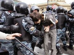Ruský policista eliminuje aktivistu nepovoleného pochodu v Petrohradu