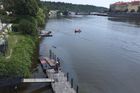 Do Vltavy v centru Prahy unikla kontaminovaná voda, zasahovali tam hasiči i policisté