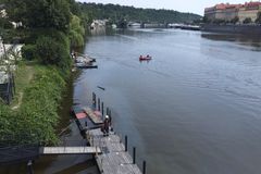 Do Vltavy v centru Prahy unikla kontaminovaná voda, zasahovali tam hasiči i policisté