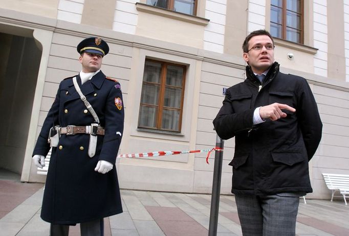 10:30 - To, že nový ministr přišel sám a pěšky, zaskočilo hradní stráž. Ondřej Liška obešel tři vchody, než jej tím druhým pustili dovnitř.