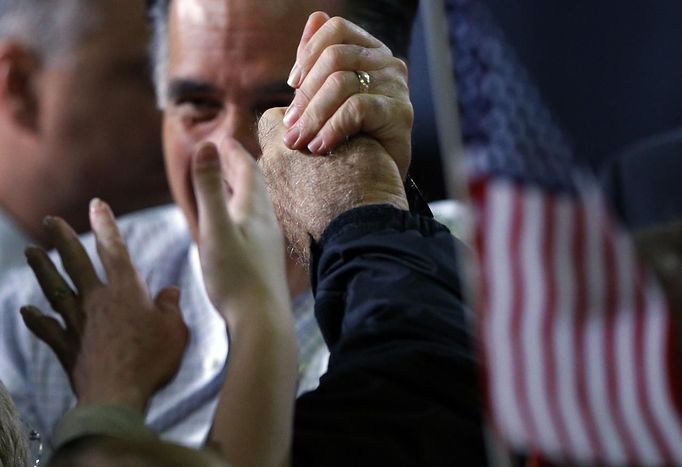 Republican presidential nominee Mitt Romney greets audience members at a campaign rally in Des Moines, Iowa November 4, 2012. REUTERS/Brian Snyder (UNITED STATES - Tags: POLITICS ELECTIONS USA PRESIDENTIAL ELECTION) Published: Lis. 4, 2012, 4:24 odp.