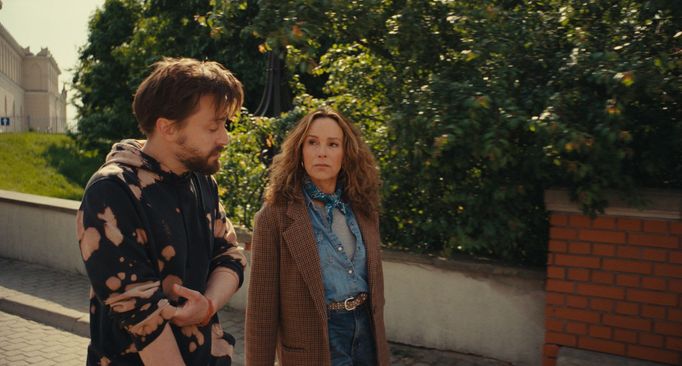 Kieran Culkin coby Benji a Jennifer Grey jako Marcia.