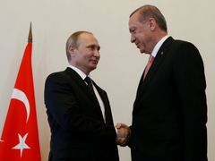 Vladimir Putin a Recep Erdogan na loňské schůzce v Petrohradu.