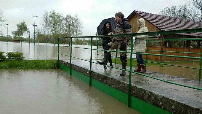 Lidé sledují stav Bečvy na Lipnicku (Olomoucký kraj).