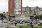 Takto vypadá typická ulice ve Vilniusu. Supermarket Iki patří mezi nejpopulárnější řetězce.