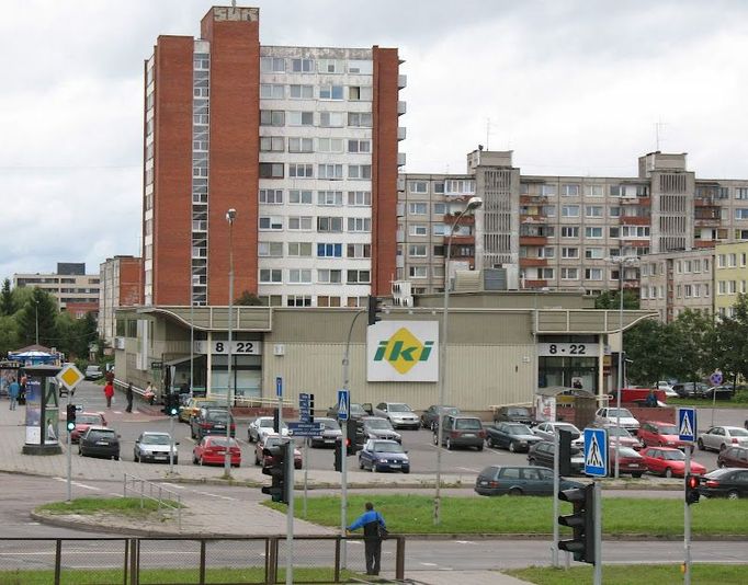 Takto vypadá typická ulice ve Vilniusu. Supermarket Iki patří mezi nejpopulárnější řetězce.