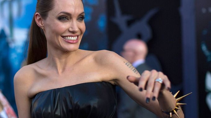Angelina Jolie na premiéře filmu Zloba - Královna černé magie.