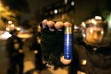 Grigny - Náboj, který policisté našli v Grigny, kde byli terčem střelby výtržníků během 11.noci nepokojů ve Francii. (Reuters)