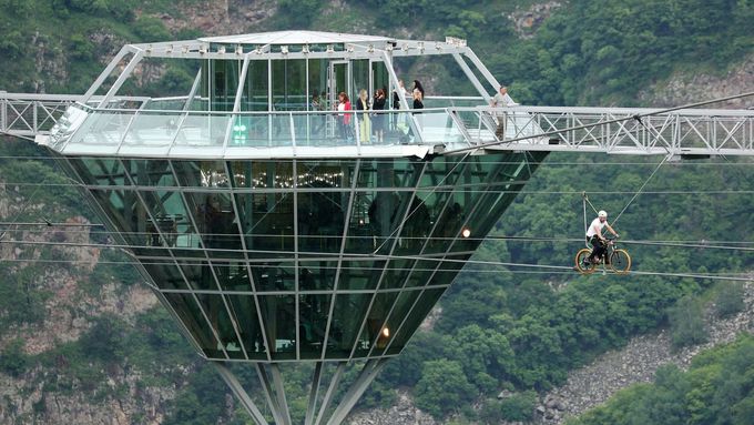 V Gruzii otevřeli skleněný bar ve výšce 280 metrů